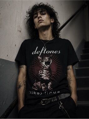 Hot Topic Black Deftones (Like) Linus Cat Graphic Tee unisex